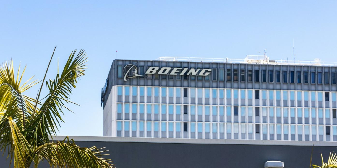 Производящие истребители Boeing работники заводов начали бастовать