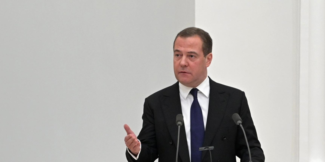 Медведев прокомментировал планы Британии и Франции передать Киеву ядерное оружие