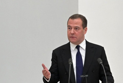 Медведев прокомментировал планы Британии и Франции передать Киеву ядерное оружие