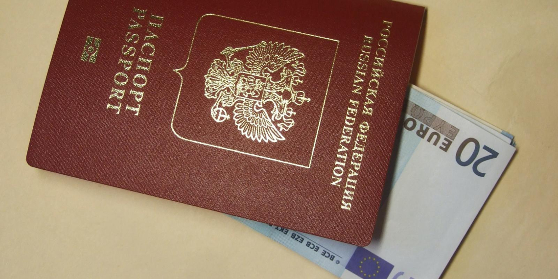Латвия перестала признавать российские загранпаспорта без биометрии