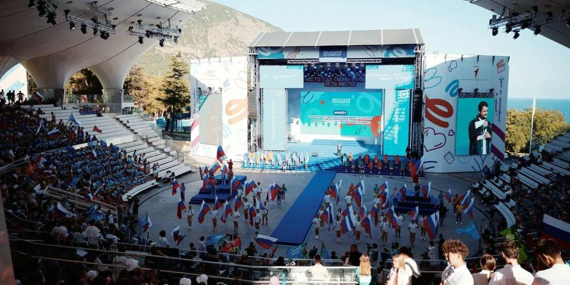 Путин поздравил финалистов "Большой перемены" в "Артеке"