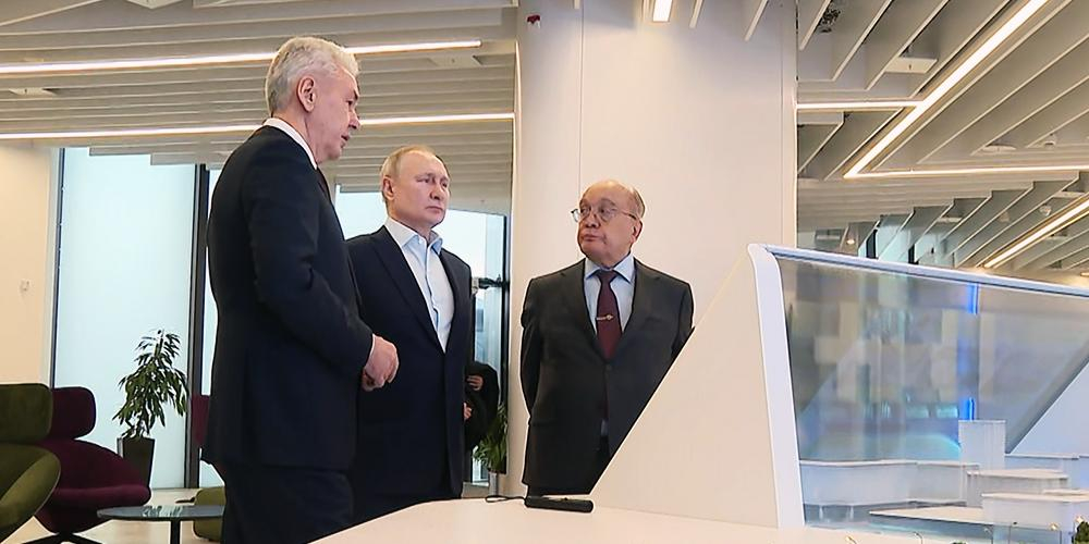 Путин вместе с Собяниным посетили кластер "Ломоносов" центра МГУ "Воробьевы горы"