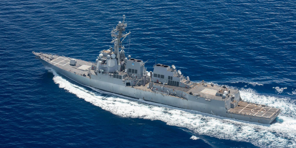 Bloomberg: американский эсминец несколько раз развернул "российский" танкер в Карибском море