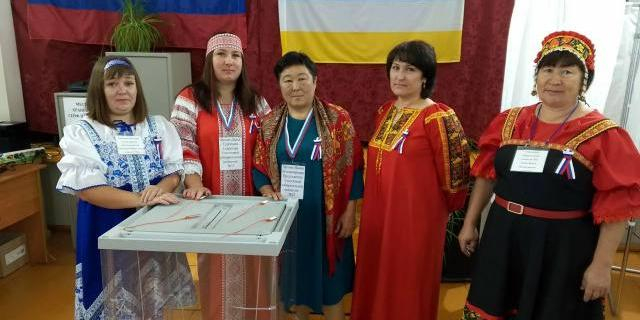 В Бурятии члены избиркомов встречают избирателей в национальных костюмах 