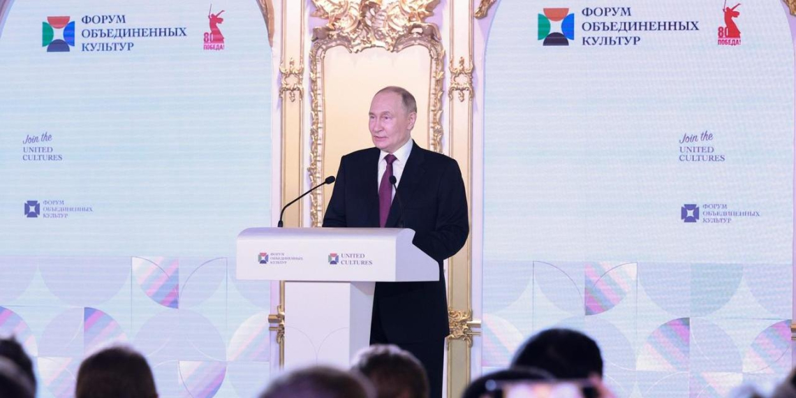 Путин назвал сохранение исторической памяти важнейшей задачей культуры