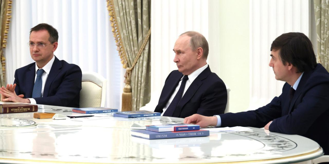 Путин встретился с главными редакторами учебников истории 