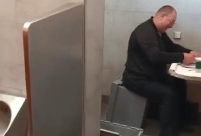 Венгрия опубликовала видео, как экс-генерал СБУ подделывает документы в туалете