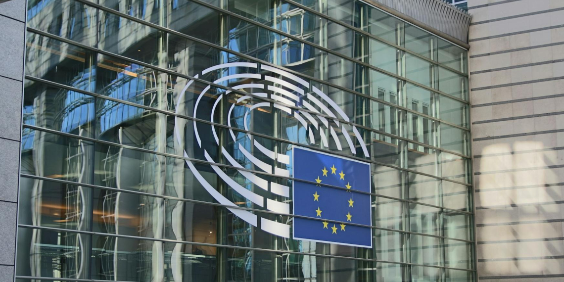 ЕС хочет лишить Сербию €1,5 млрд из-за отката реформ и сотрудничества с РФ