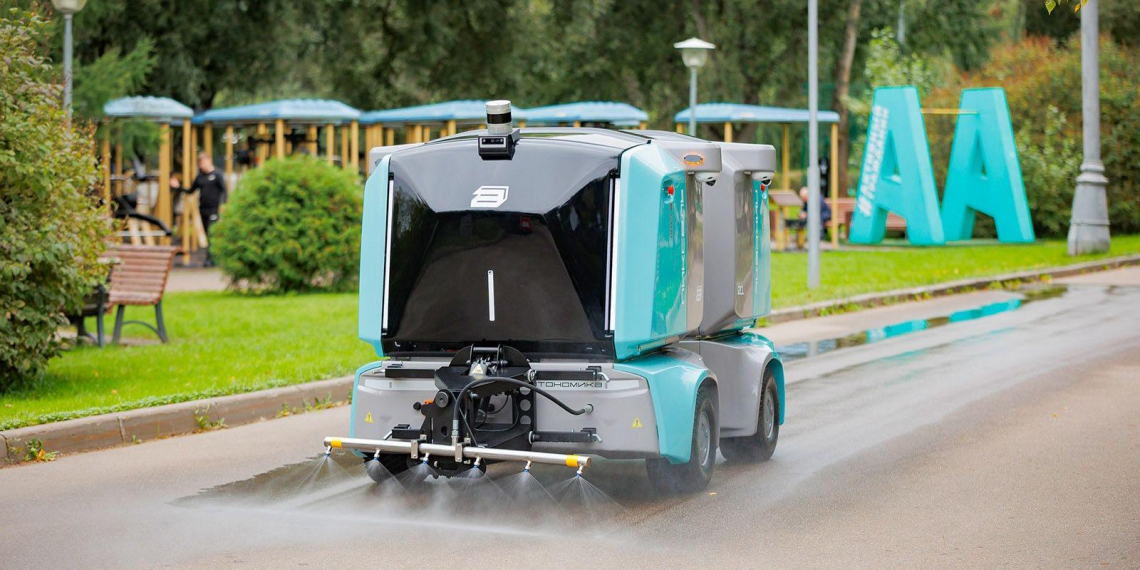 Инновации в ЖКХ: порядок в московских парках наводит робот-уборщик Пиксель