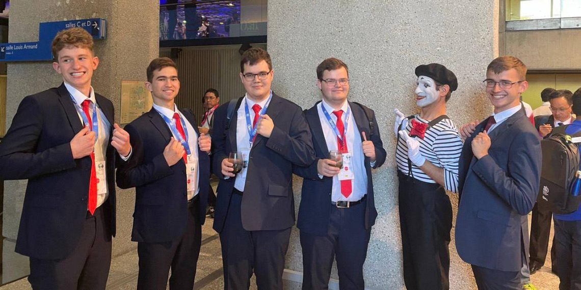 Российские школьники взяли пять медалей на олимпиаде по физике в Париже
