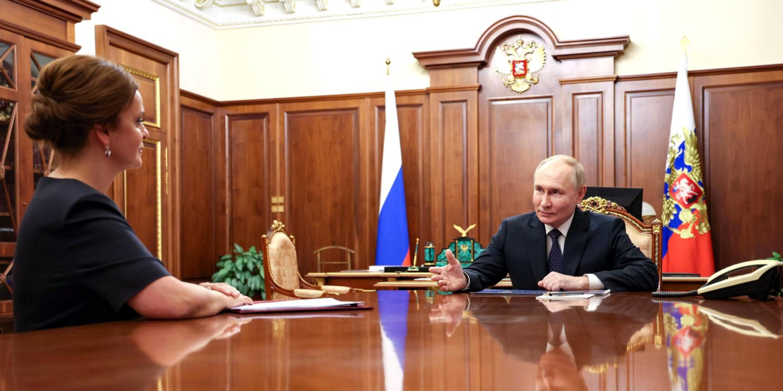 Владимир Путин: бойцы СВО в фонде "Защитники Отечества" помогают "разбюрократить" принятие решений 