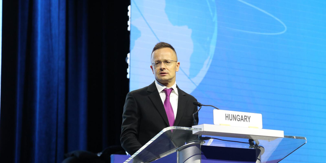 Венгрия потребовала от Украины отчет о потраченных на коррупцию европейских деньгах