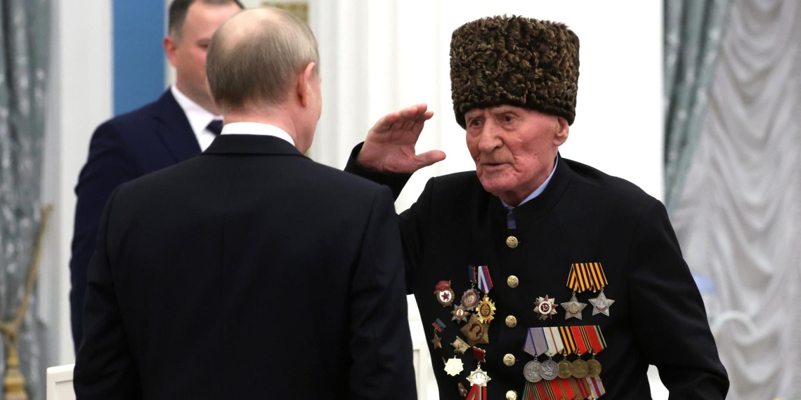 Владимир Путин вручил столетнему ветерану из Дагестана звезду Героя России 
