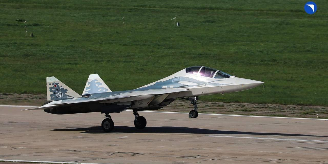 В России прошёл первый полёт двухместного Су-57 