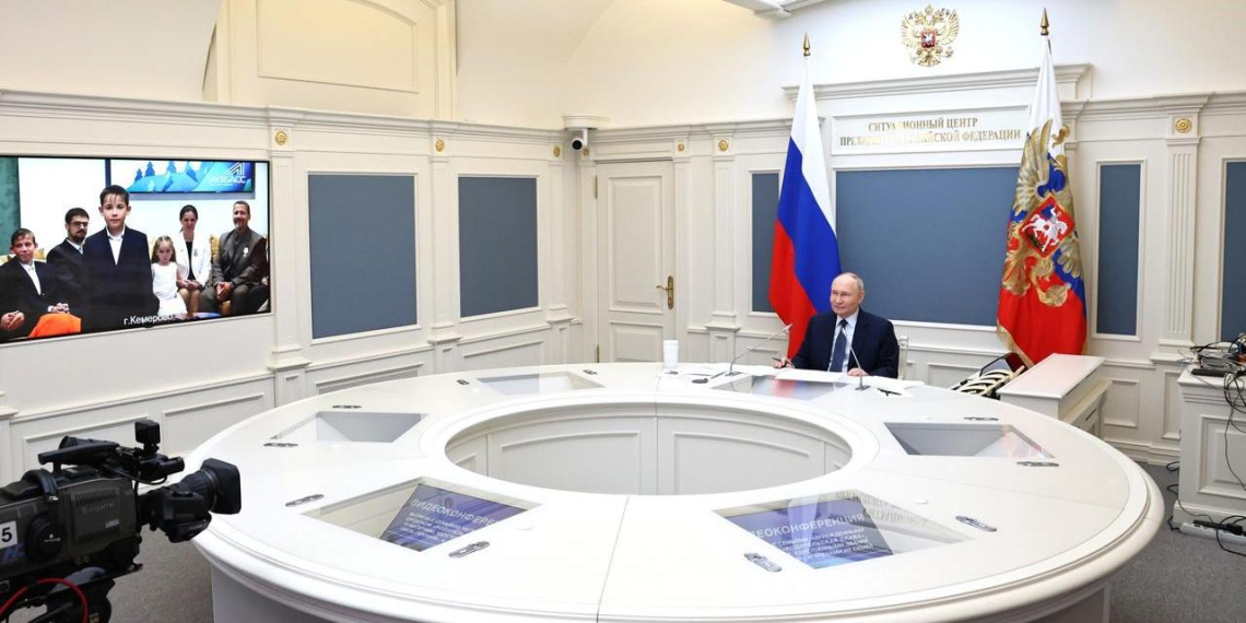 Путин провёл встречу с обладателями ордена "Родительская слава" и "Мать-героиня"