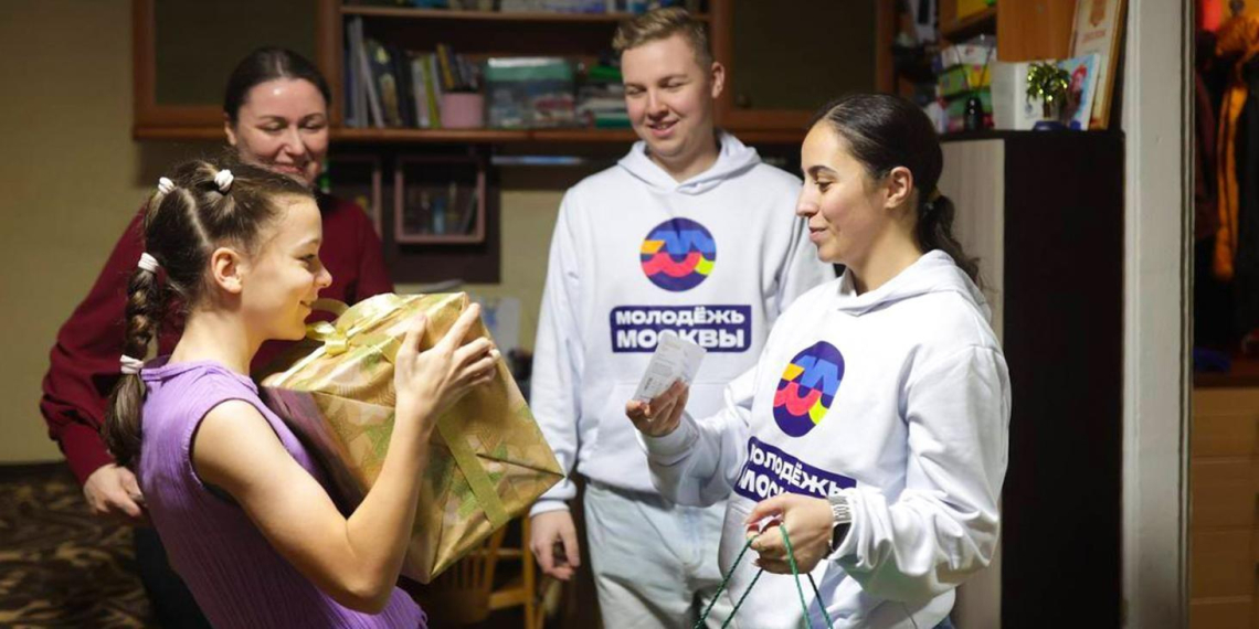 Собянин исполнил мечту девочки из Луганска в рамках "Ёлки желаний"