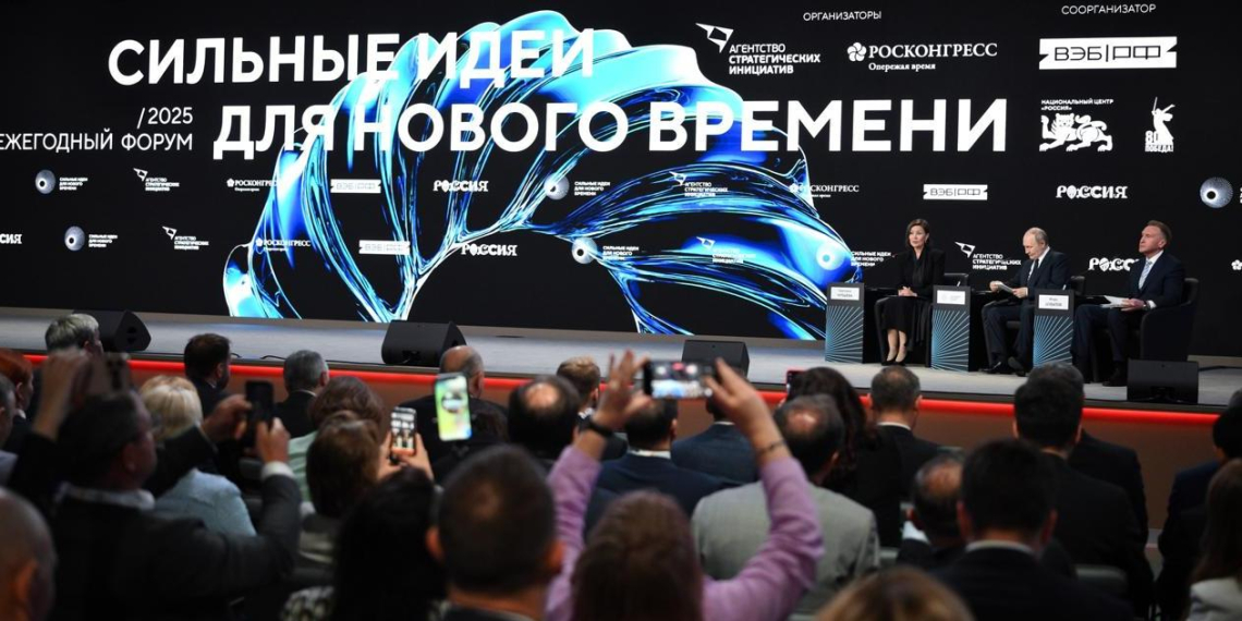 Путин осмотрел выставку российских брендов "Знай наших" с рекордным числом заявок