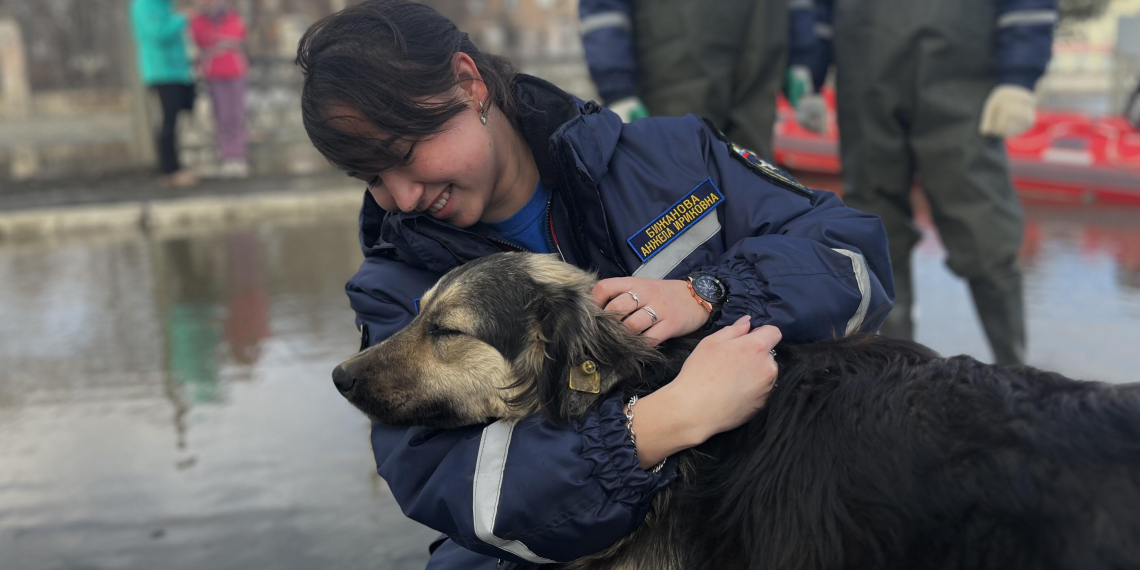 Добровольцы-спасатели ВСКС помогают жителям в зоне ЧС в Оренбургской области 