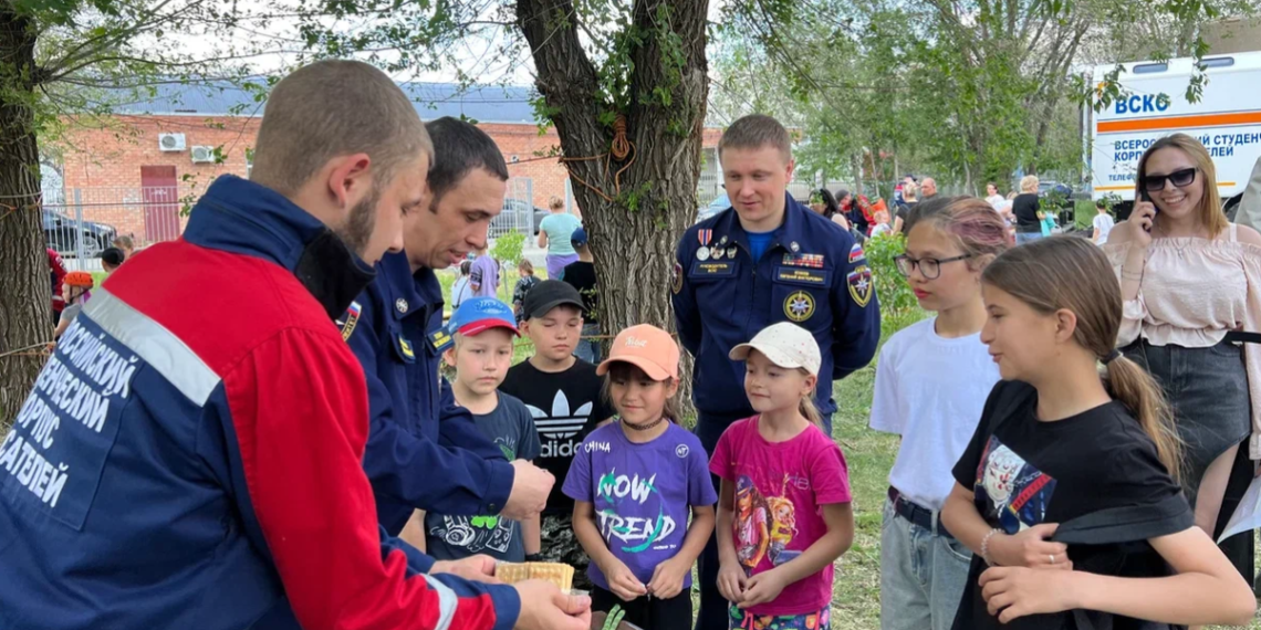 Добровольцы ВСКС организовали городок безопасности для детей в Орске  