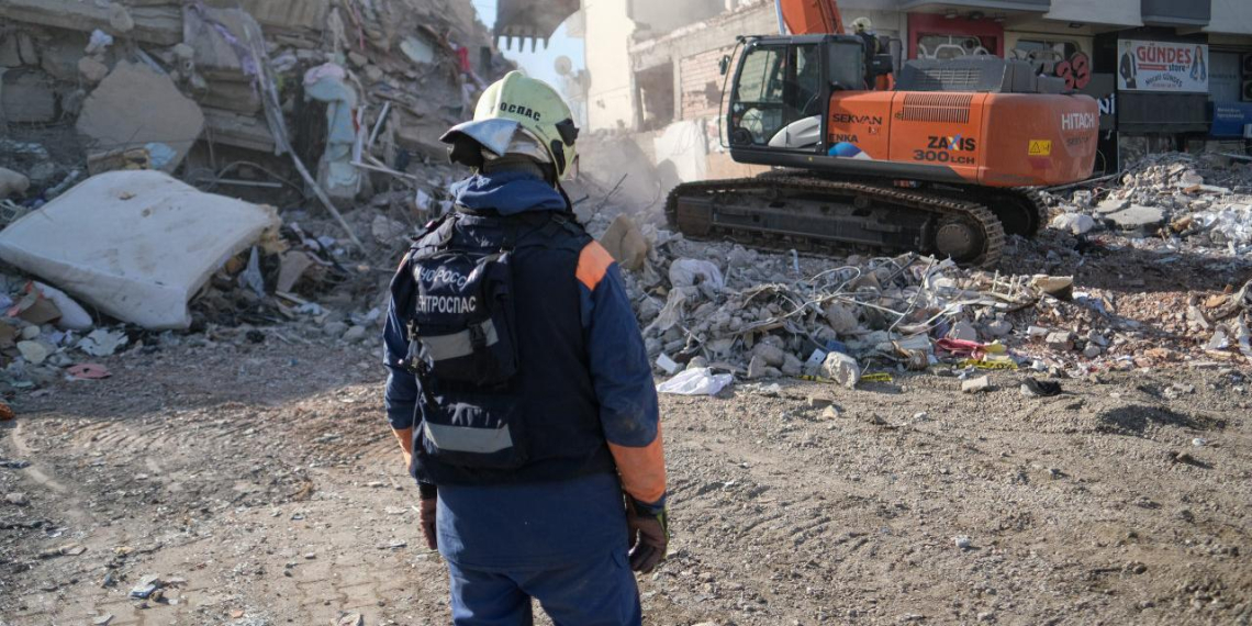Российские спасатели нашли под завалами в Турции $150 тысяч заначки