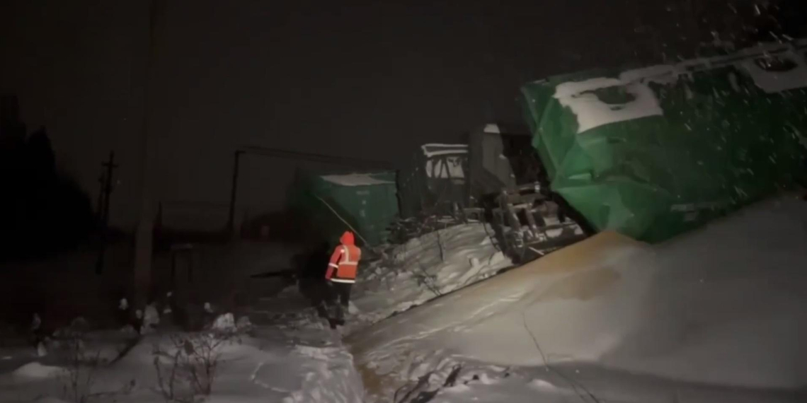 В Кировской области задерживаются 20 поездов из-за схода грузовых вагонов