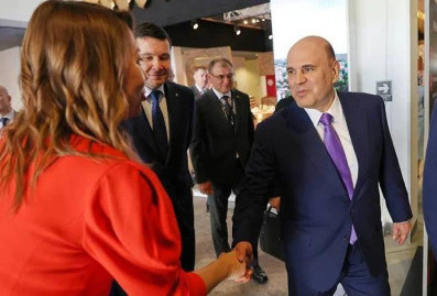 Михаил Мишустин начал осмотр выставки "Иннопром-2025" с экспозиции НЦ "Россия"