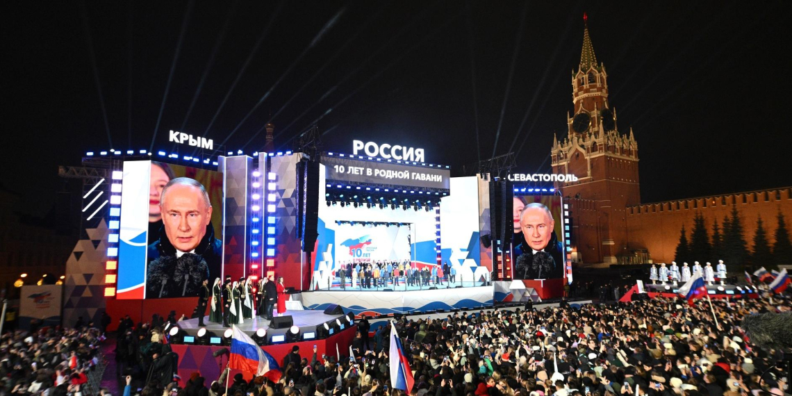 Да здравствует Россия: Путин спел гимн страны с участниками концерта в честь воссоединения с Крымом 
