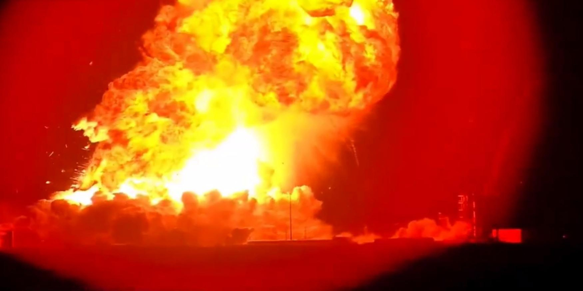Мощный взрыв ракеты SpaceX на стартовой площадке попал на видео