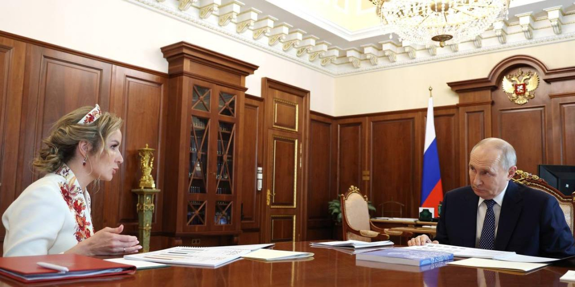 Число социальных сирот в России за год сократилось почти на 17 процентов 