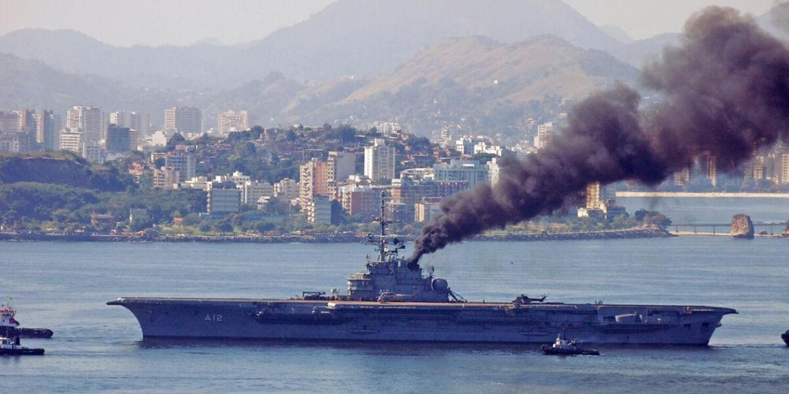 Единственный авианосец ВМС Бразилии "Сан-Паулу" затопили в Атлантическом океане