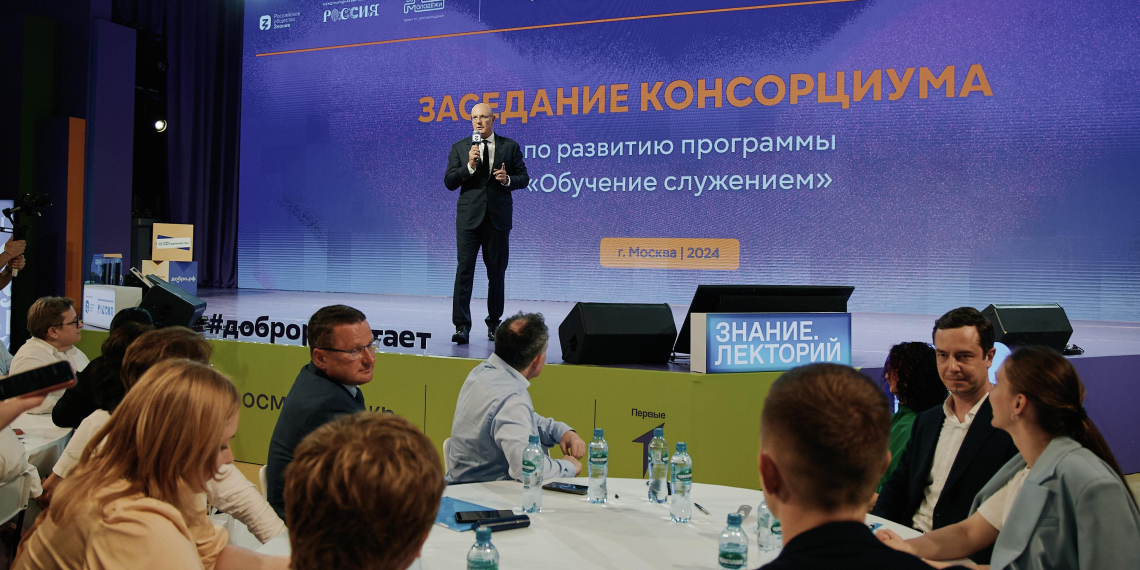 Зампред Правительства РФ Чернышенко посетил выставку достижений добровольчества на ВДНХ 