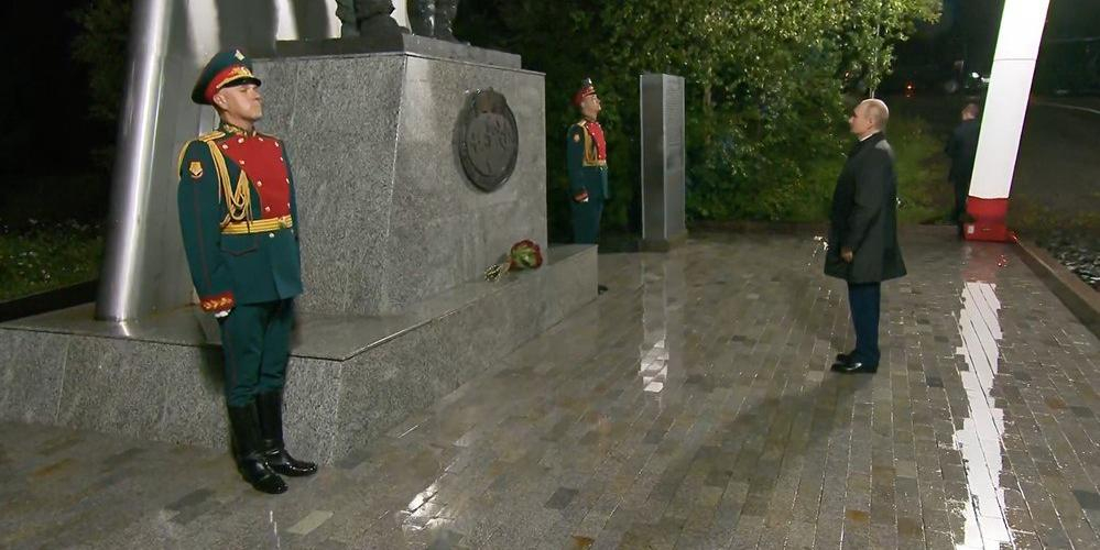 Путин возложил цветы к мемориалу героям трассы "Аляска — Сибирь" в Магадане