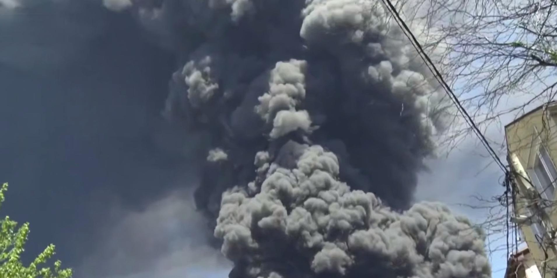 Новак назвал сложной ситуацию в Туапсе после пожара на НПЗ