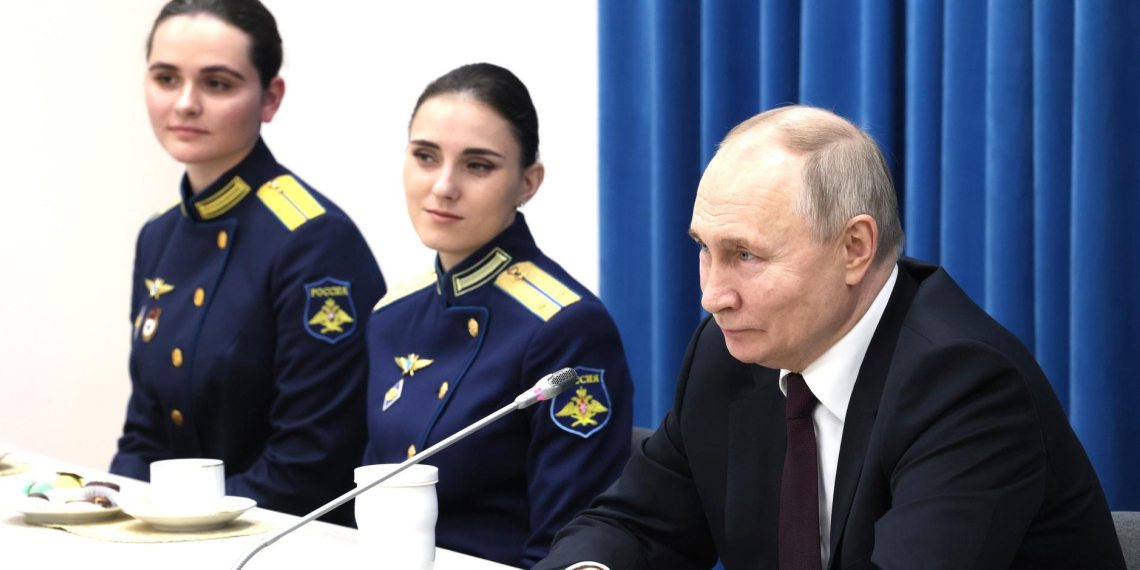 Владимир Путин встретился с летчицами Краснодарского высшего авиационного училища 