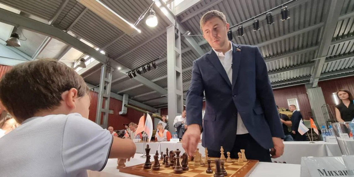Карякин проголосовал на выборах и провёл сеанс одновременной игры 