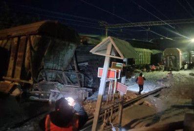 В Мурманской области пассажирский поезд столкнулся с грузовым 