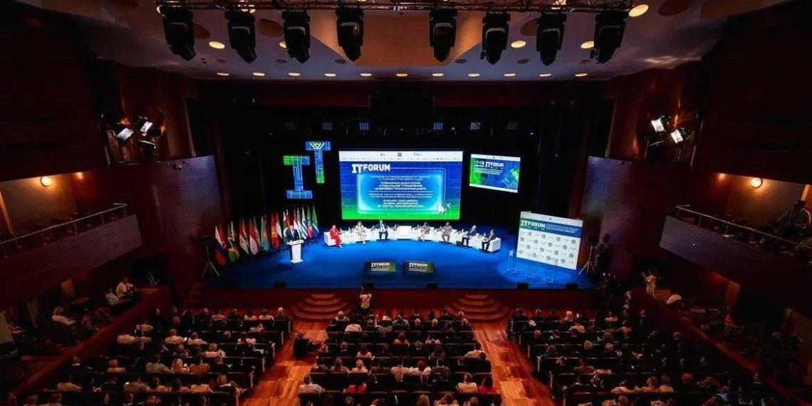 В Ханты-Мансийске на IT-форуме учат собирать роботов и управлять дронами 