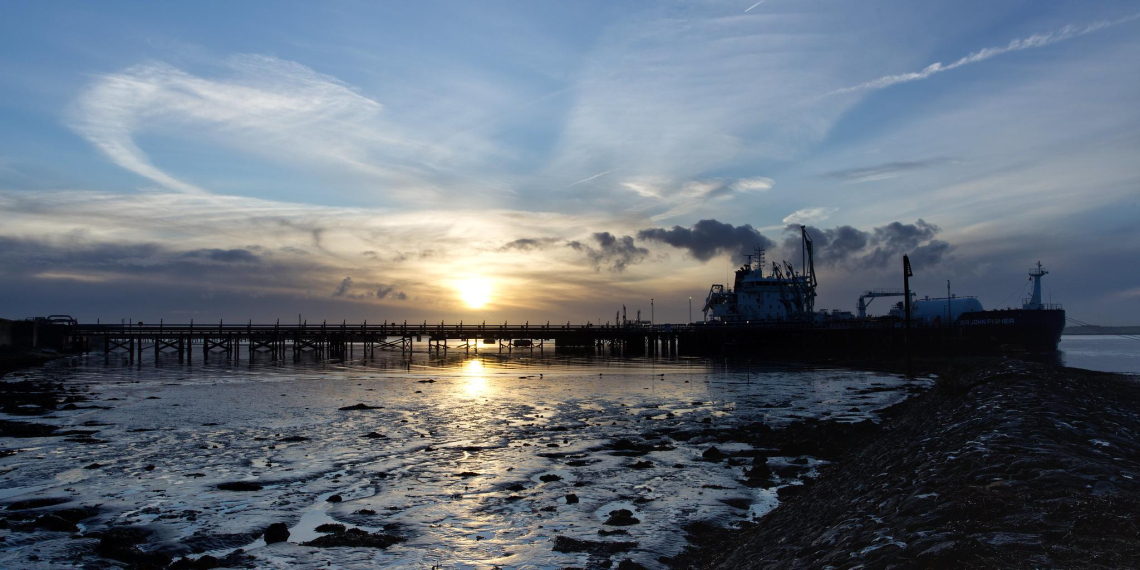 США разрешили своим нефтяным компаниям работать в Венесуэле и ослабили санкции