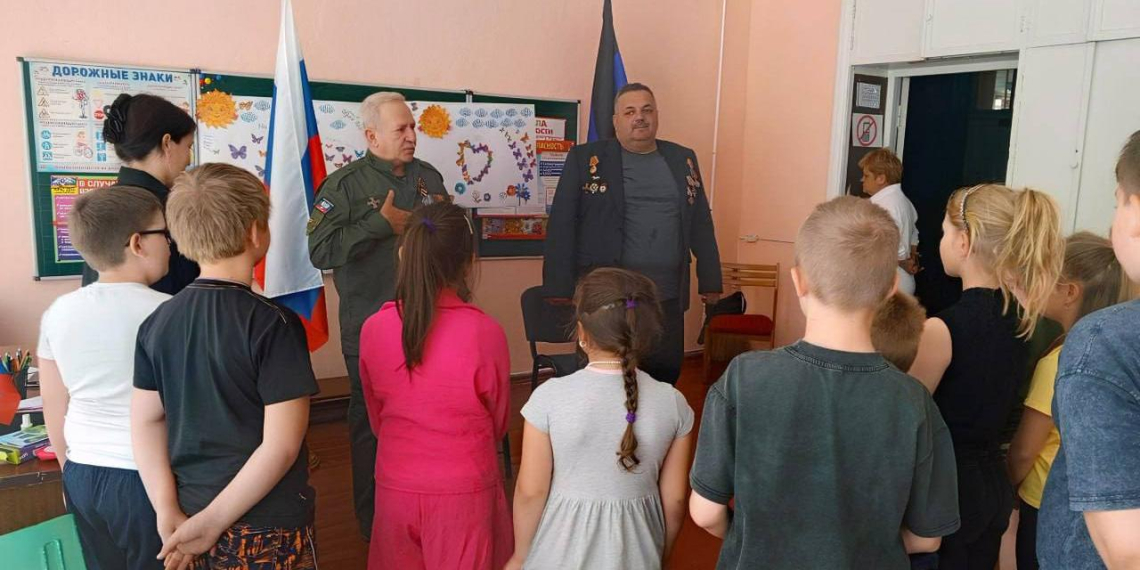 В ДНР ветераны СВО провели урок мужества для школьников