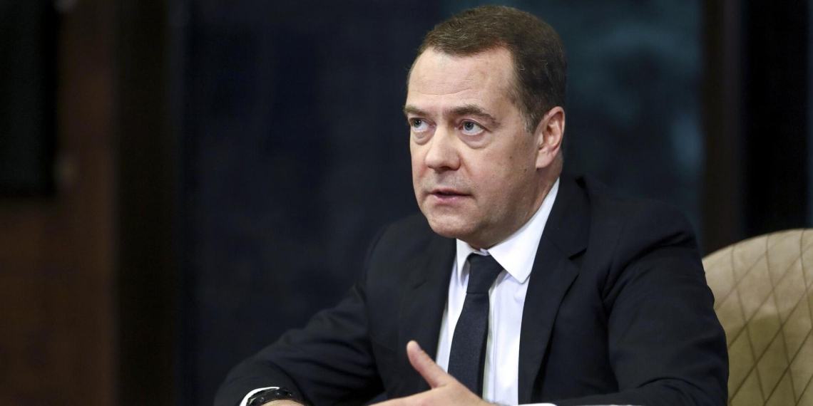 Дмитрий Медведев признал сбежавших критиков России "врагами общества" и призвал закрыть им путь назад