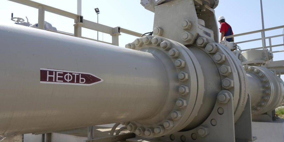 Казахстан остановил отгрузку нефти через КТК и снизил добычу