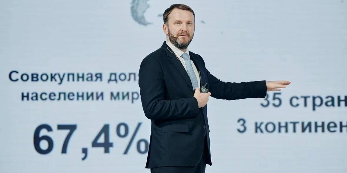 Замглавы АП Орешкин обсудил с молодежью экономические перспективы России