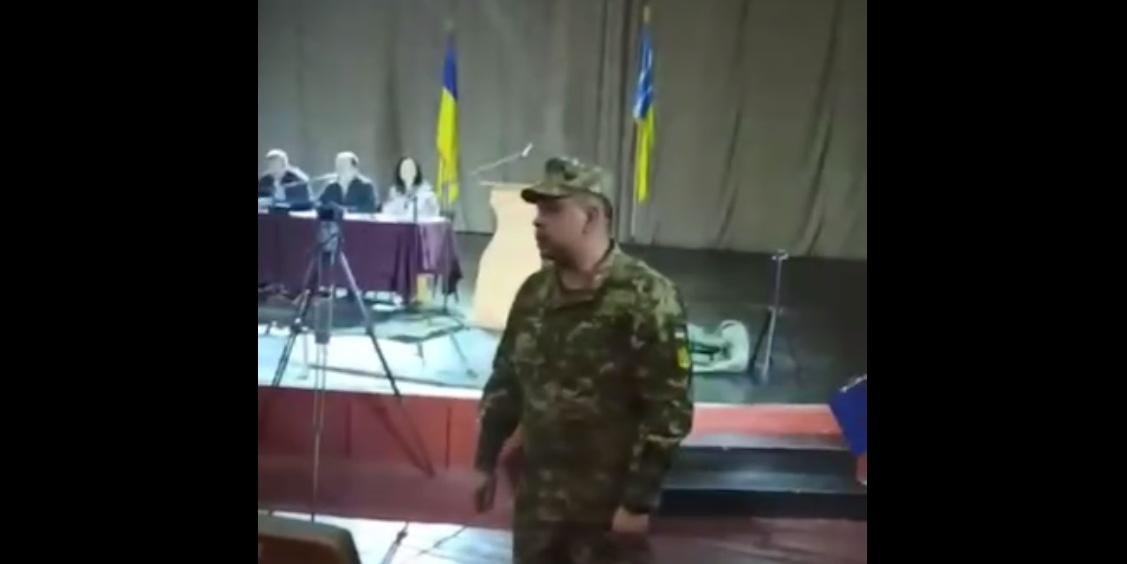 В Черкасской области военком вместо знакомства с депутатами раздал им повестки