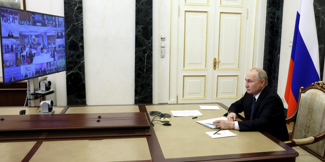 Владимир Путин принял участие в открытии молодежных центров в 12 регионах России 