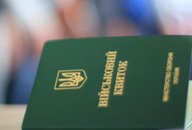 Украинских мигрантов будут автоматически ставить на воинский учет при обращении в посольство