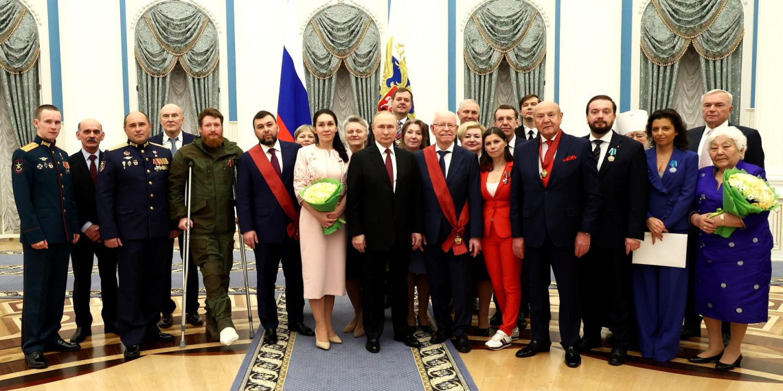 Владимир Путин вручил высшие государственные награды в Кремле 