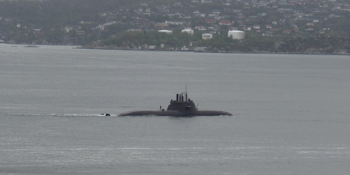 Медведев призвал Трампа отправить к берегам Франции "лучшие в мире подлодки"