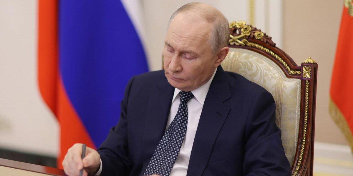 Путин подписал инициированный "Единой Россией" указ о поддержке учителей 