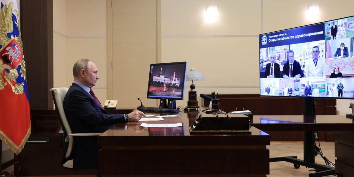 Владимир Путин в режиме видеоконференции принял участие в открытии медучреждений в регионах РФ  