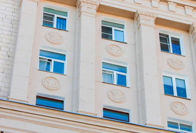 В Москве отремонтировали 35 жилых домов с декоративными медальонами на фасадах